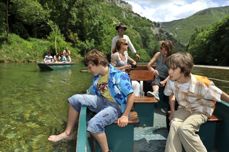 Groupe de touriste en barque dans les Gorges du Tarn